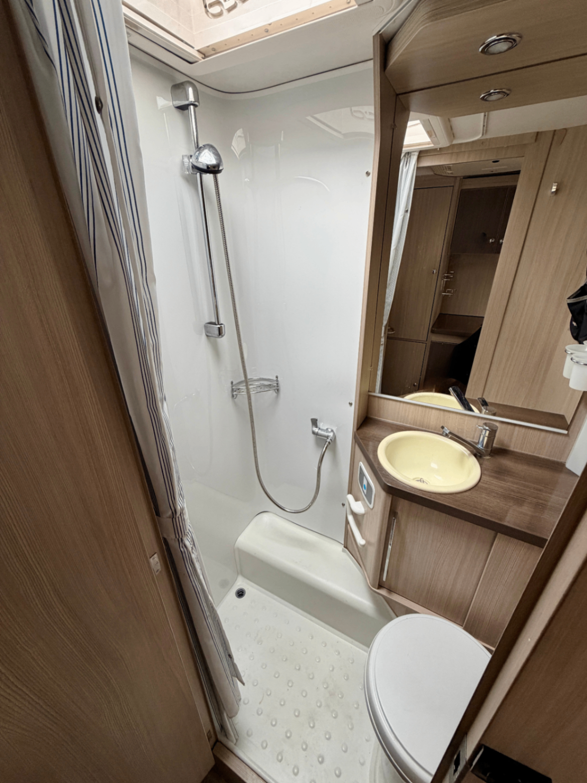 Fürdő zuhanyzóval és WC-vel
